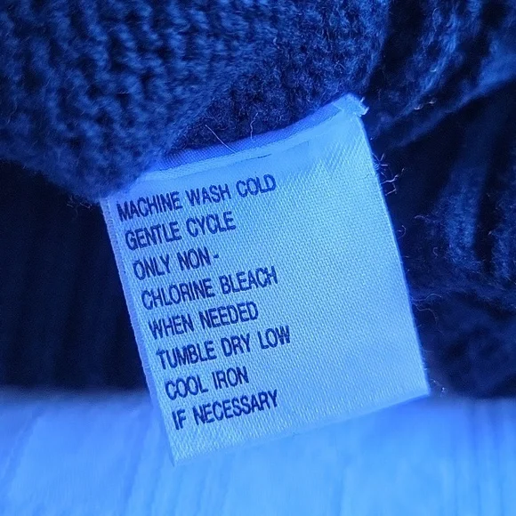 NEW!! Bill Blass Sweater - Picture 4 of 4